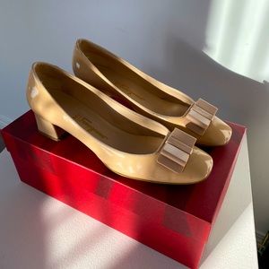 Salvatore Ferragamo nude patent leather pumps heels shoes bow size US 7.5
